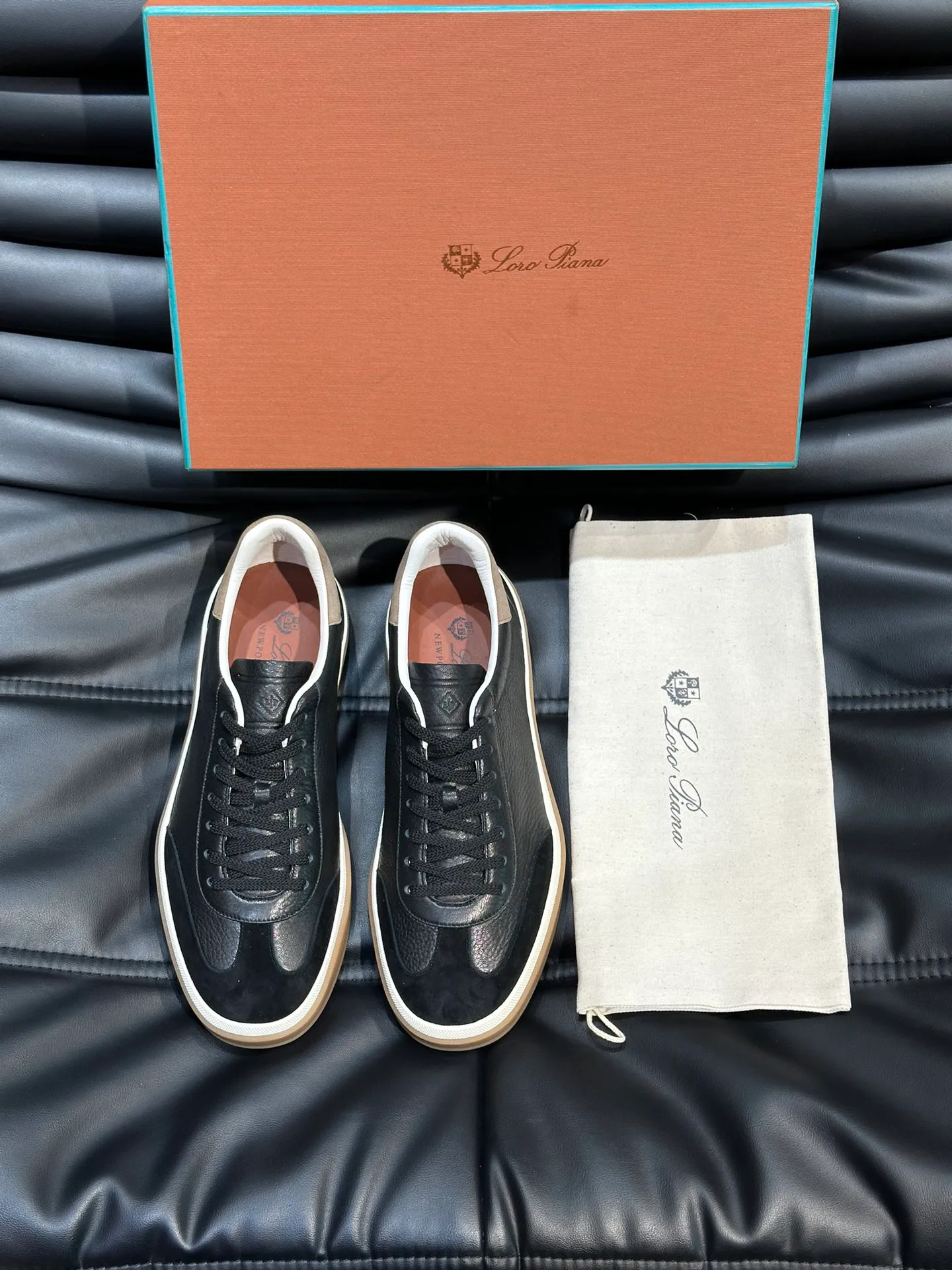 p420 Men's Shoes New 🆕Lp Old Money Style Men's Low-top Casual Tennis Shoes Loro Piana's high-end series has launched sports shoe styles made of soft cowhide. The breathable properties and flexible texture of natural materials make the sneakers both functional and comfortable. The high-quality metal-free tanning and tumble process highlights the natural texture of the leather, while the camel-colored sole and white rubber trim create a double-layer sole effect, making it an everyday shoe that can easily create a lazy and casual style! Size: 39-44 (45, 46 customized